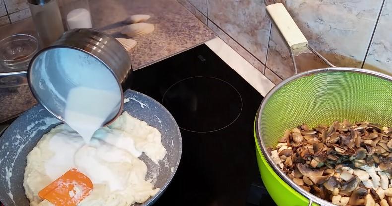 Класичний французький жульєн з куркою та грибами