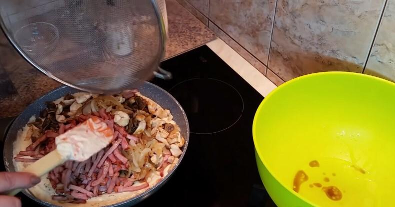 Класичний французький жульєн з куркою та грибами