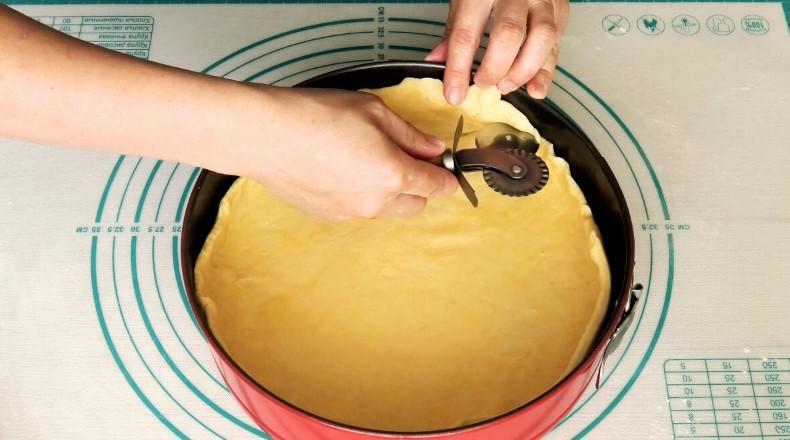 Пиріг з картоплею та рибною консервою