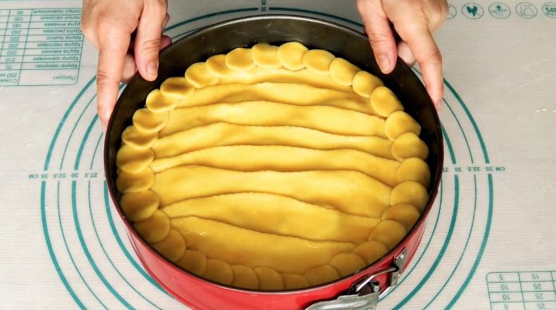 Пиріг з картоплею та рибною консервою