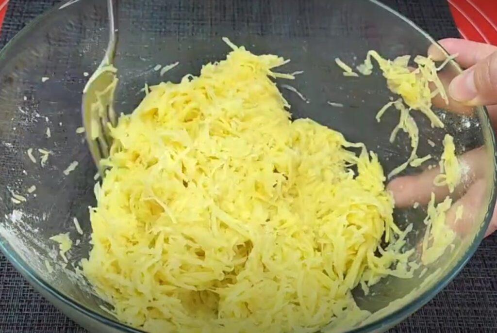 Соковите куряче філе в картопляному клярі