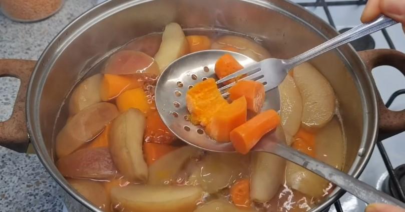 Варю1 кг моркви із яблуками! Готую смачний домашній сік