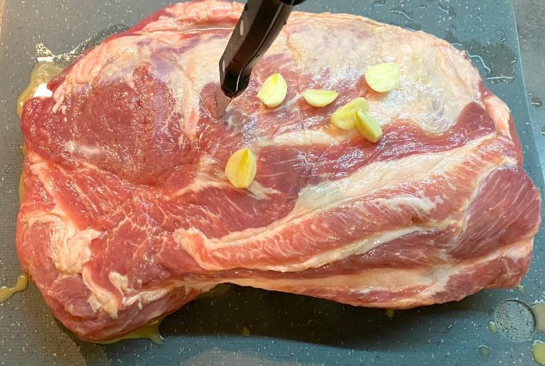 Як приготувати гарне, смачне м'ясо для нарізок без нітритної солі