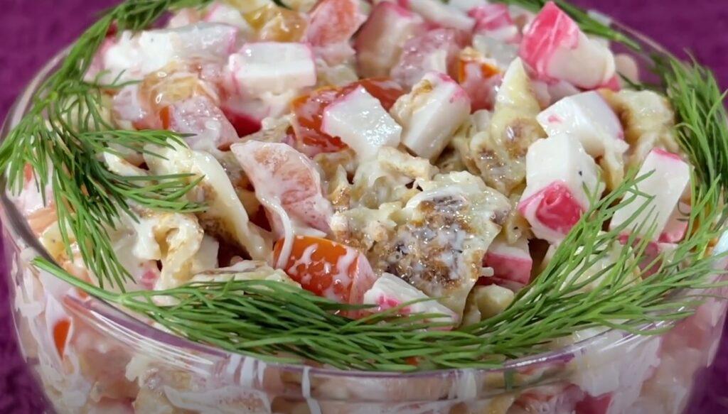 Смачно, як у ресторані. Такий салат із крабовими паличками я ще не готувала