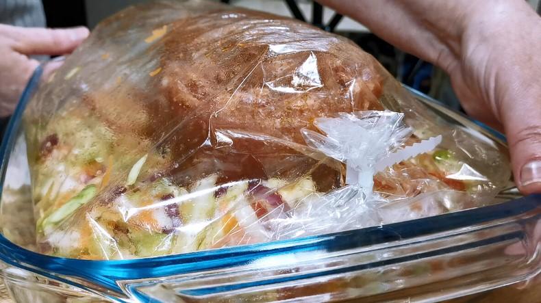 Реберця скручую і ставлю цілком прямо на капусту. Готую в рукаві без каструль та сковорідок
