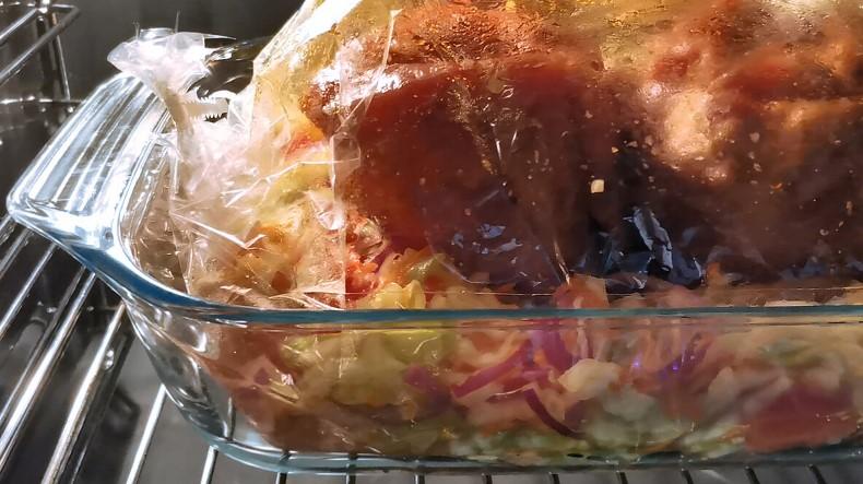 Реберця скручую і ставлю цілком прямо на капусту. Готую в рукаві без каструль та сковорідок