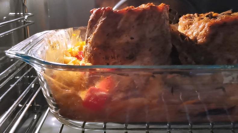 Реберця скручую і ставлю цілком прямо на капусту. Готую в рукаві без каструль та сковорідок