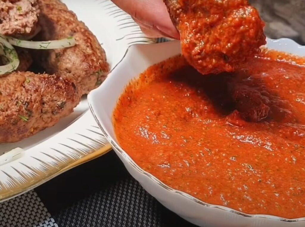 Соковитий люля-кебаб на сковороді з унікальним соусом: сім'я у захваті