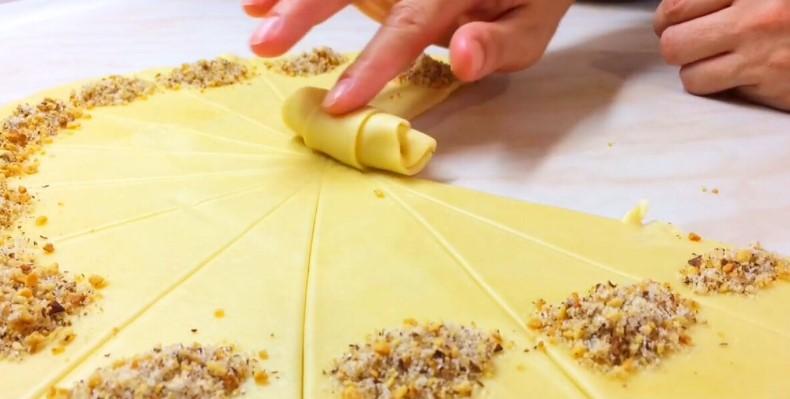 Розсипчасті міні-рогалики із трьох інгредієнтів