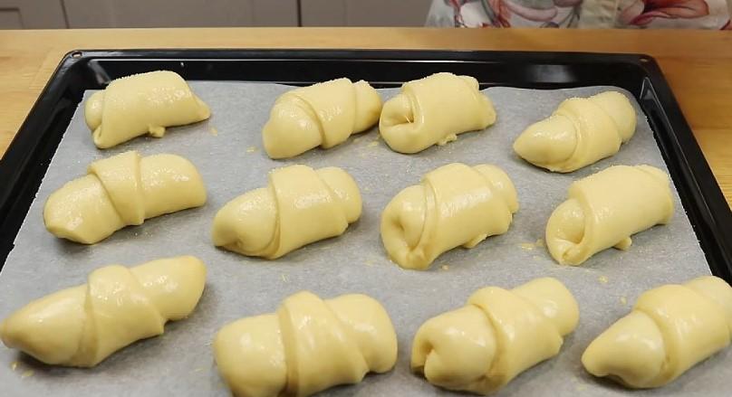 Рум'яні домашні рогалики (не пісочні). Готуємо їх з яблуком та корицею