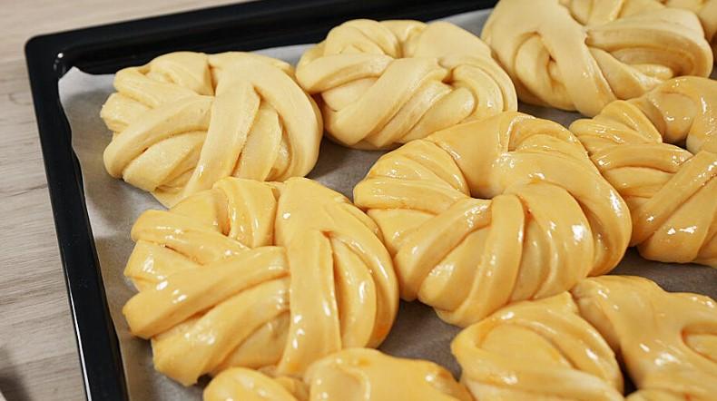 Булочки за цим рецептом виходять повітряними, пишними, солодкими