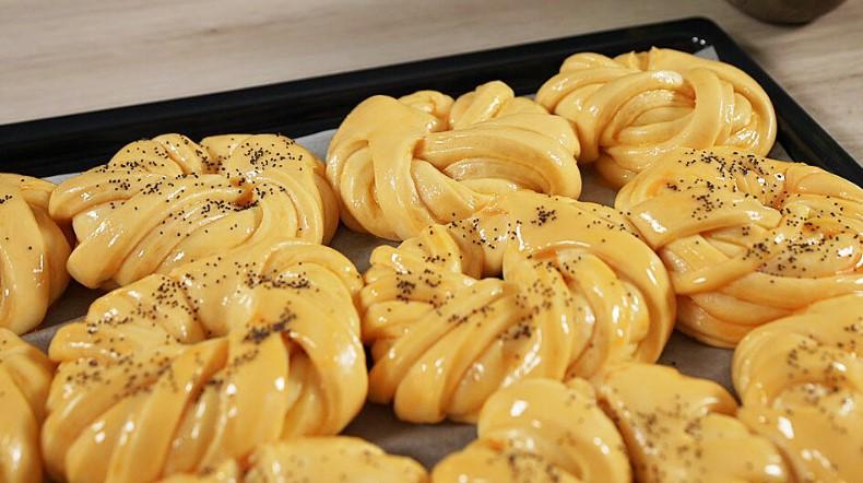 Булочки за цим рецептом виходять повітряними, пишними, солодкими