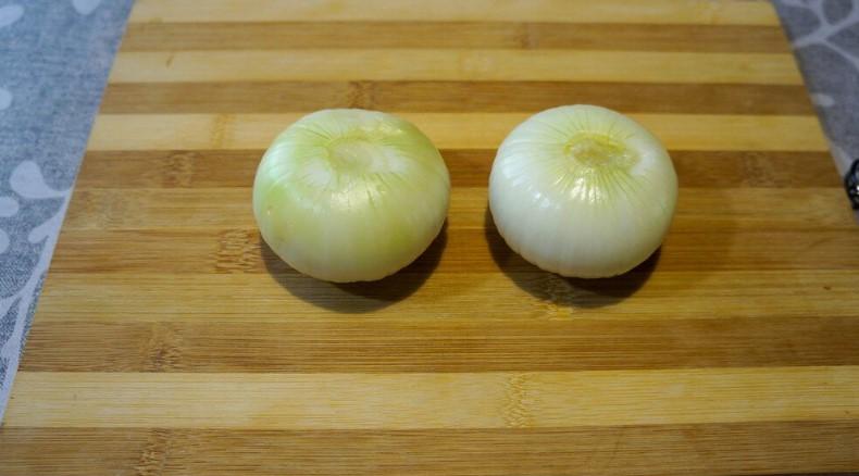 Коли вдома майже немає продуктів, дуже рятує страва з цибулі та батона