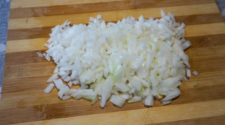 Коли вдома майже немає продуктів, дуже рятує страва з цибулі та батона