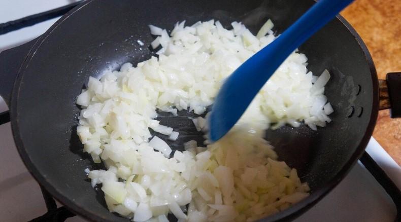 Коли вдома майже немає продуктів, дуже рятує страва з цибулі та батона