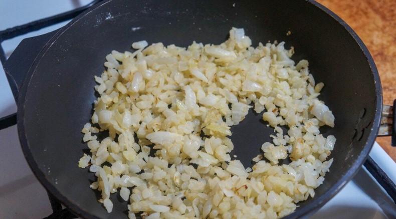 Коли вдома майже немає продуктів, дуже рятує страва з цибулі та батона