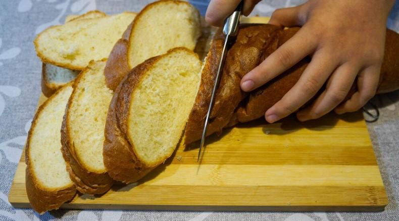 Коли вдома майже немає продуктів, дуже рятує страва з цибулі та батона