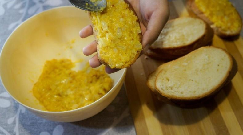 Коли вдома майже немає продуктів, дуже рятує страва з цибулі та батона