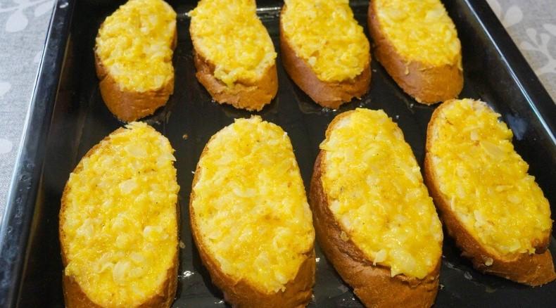 Коли вдома майже немає продуктів, дуже рятує страва з цибулі та батона