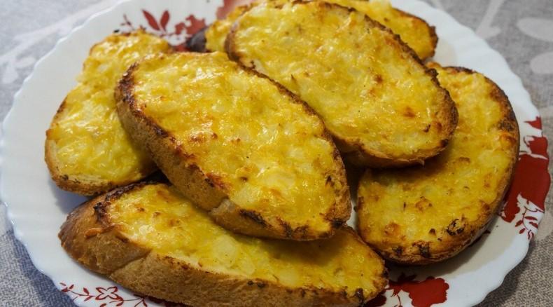 Коли вдома майже немає продуктів, дуже рятує страва з цибулі та батона