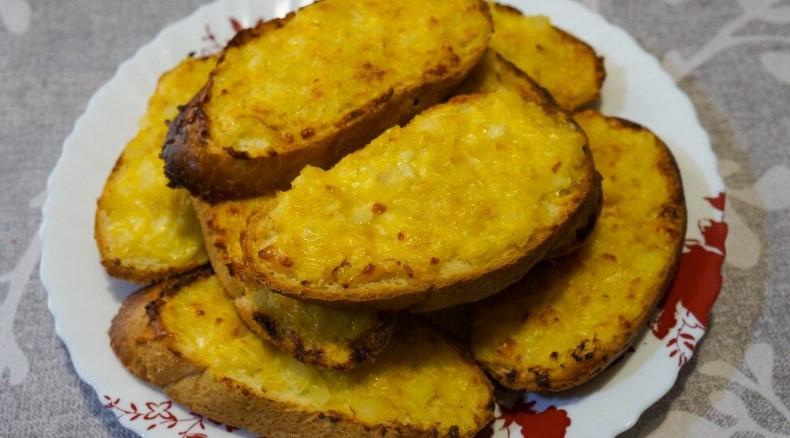 Коли вдома майже немає продуктів, дуже рятує страва з цибулі та батона