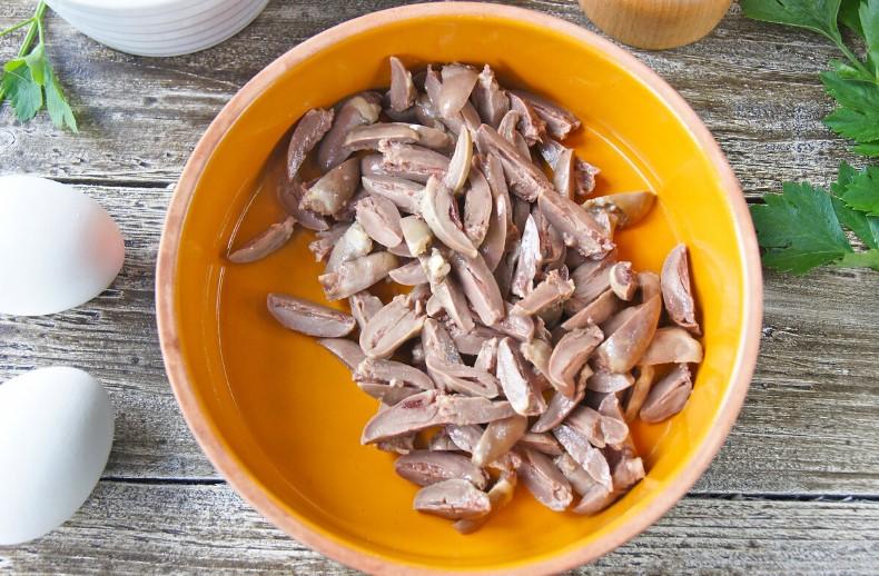 Розкішний салат з курячими серцями, для любителів субпродуктів