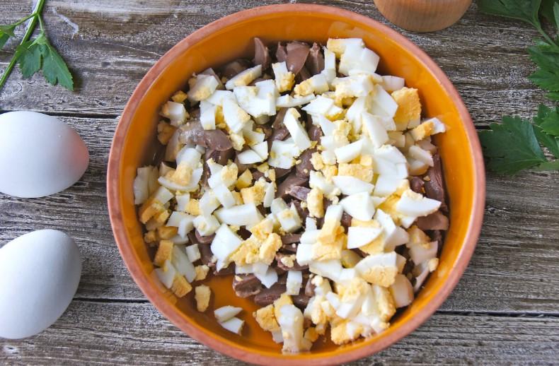 Розкішний салат з курячими серцями, для любителів субпродуктів