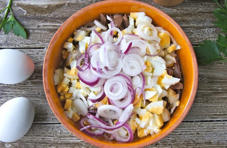 Розкішний салат з курячими серцями, для любителів субпродуктів