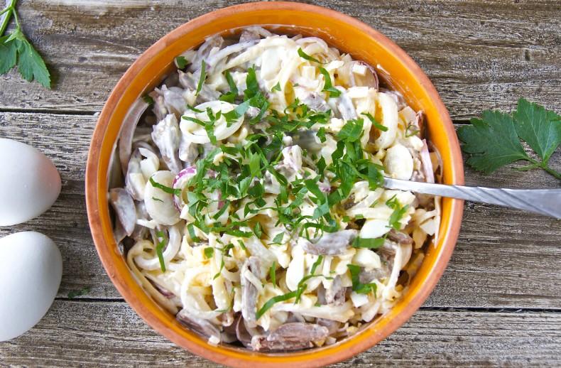 Розкішний салат з курячими серцями, для любителів субпродуктів