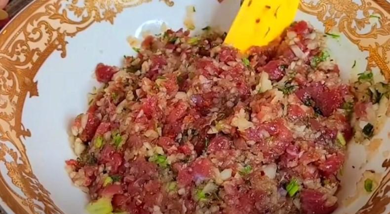 Міні-пиріжки з м'ясом на сковороді