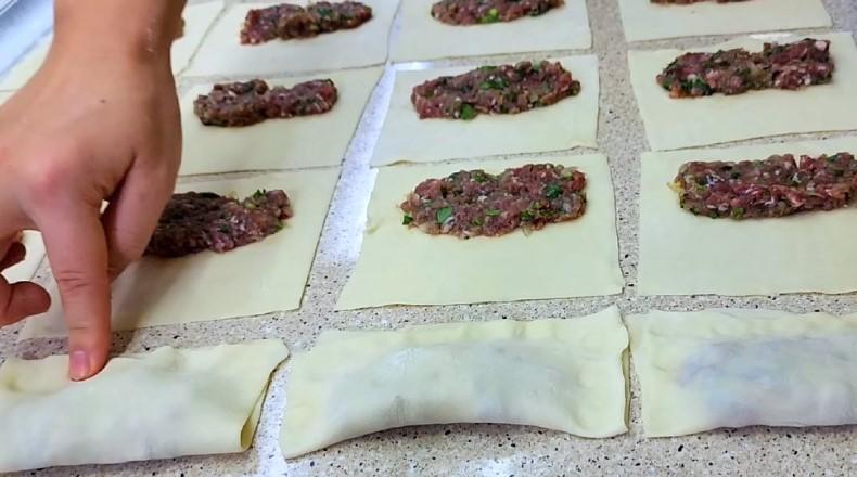Міні-пиріжки з м'ясом на сковороді