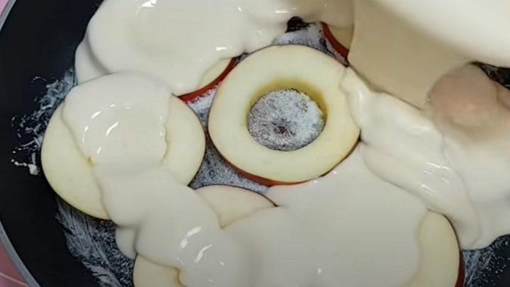 Яблучний пиріг на сковороді. Потрібно всього 2 яблука та 1 яйце