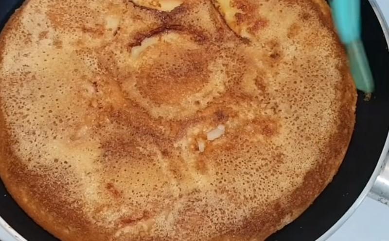 Яблучний пиріг на сковороді. Потрібно всього 2 яблука та 1 яйце