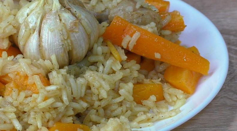 Рецепт смачного плову з куркою: ситна вечеря на всю родину