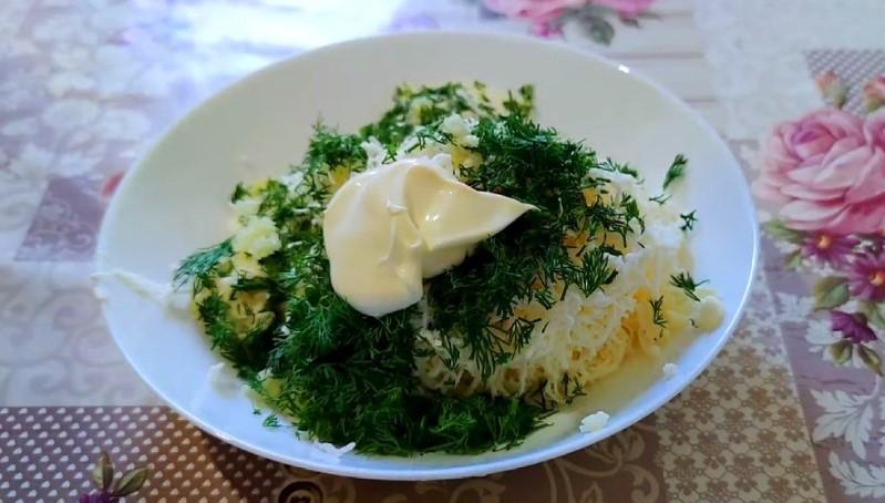 Закусочні рулетики з плавленим сиром та зеленню: смачно та просто
