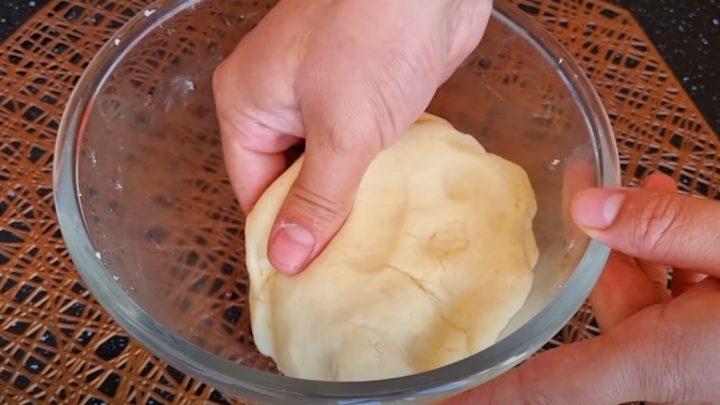 Запечений м'ясний рулет в тісті із сиром і зеленню