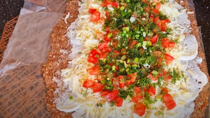 Запечений м'ясний рулет в тісті із сиром і зеленню