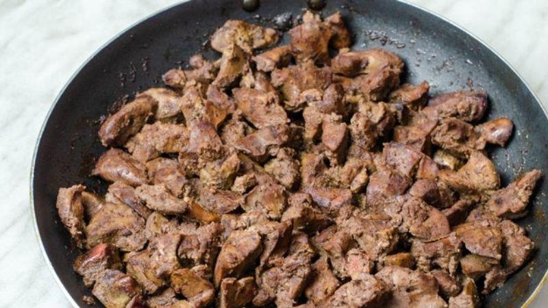 Курка, фарширована печінкою та сухофруктами