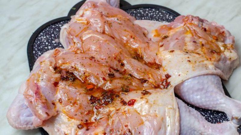 Курка, фарширована печінкою та сухофруктами