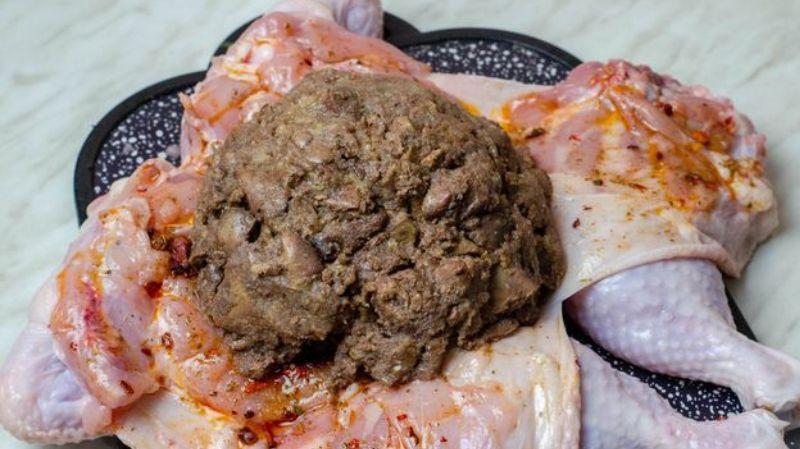 Курка, фарширована печінкою та сухофруктами