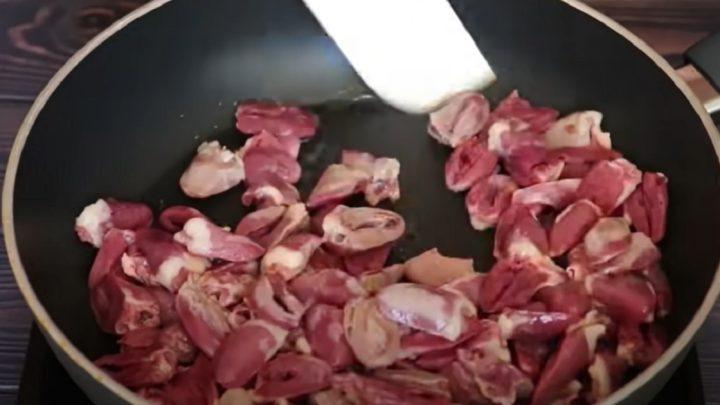 Макарони більше не варю, а готую тільки так з курячими сердечками і соусом