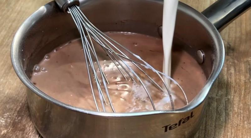 Шоколадний мусовий десерт у пляшці