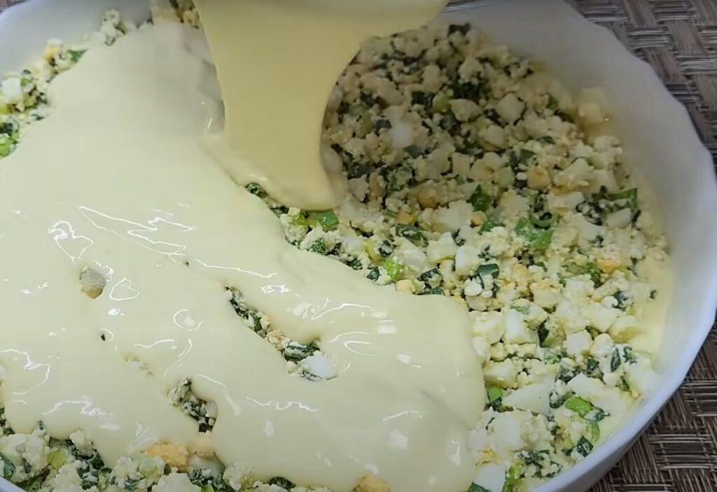 Змішую яйця, сир і зелену цибулю. Швидкий пиріг у духовці