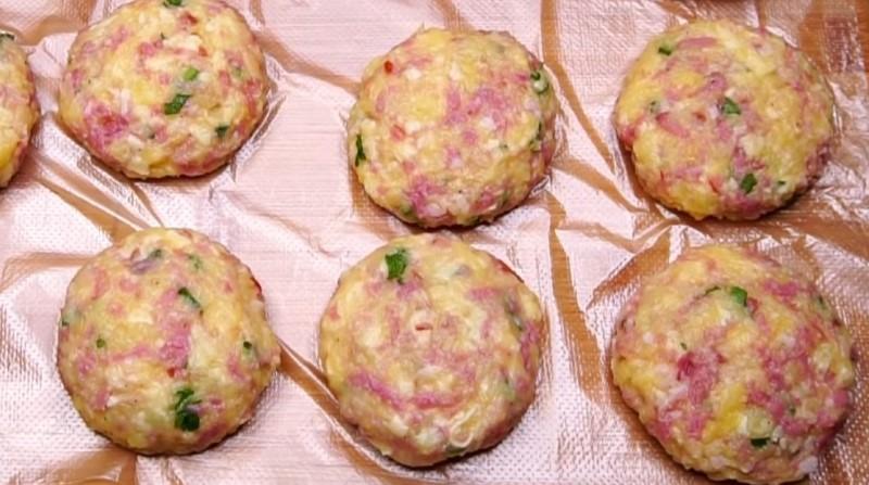 Рум'яні картопляні биточки з сиром та шинкою до сніданку
