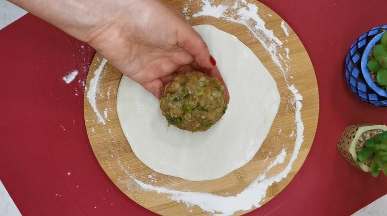 Начинка з картоплі та жменьки фаршу. Ці коржі хочеться готувати знову і знову