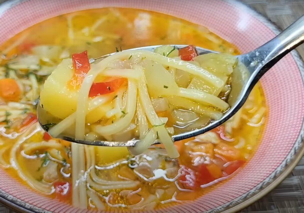 Курячий суп з локшиною. Я можу їсти цей суп щодня