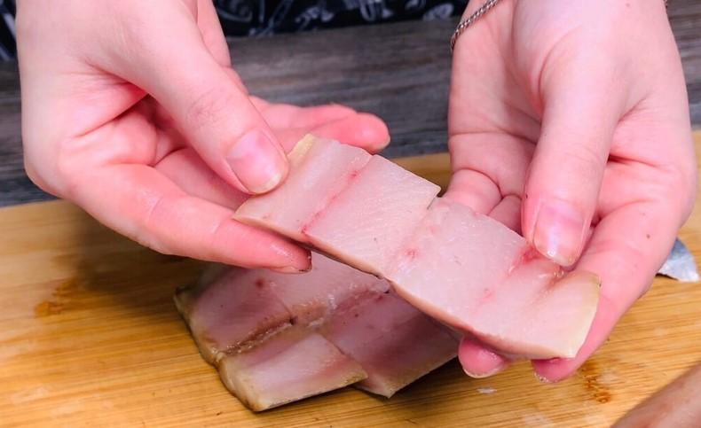 Беру морожену рибу та заливаю "особливим" маринадом. Готую так на всі свята