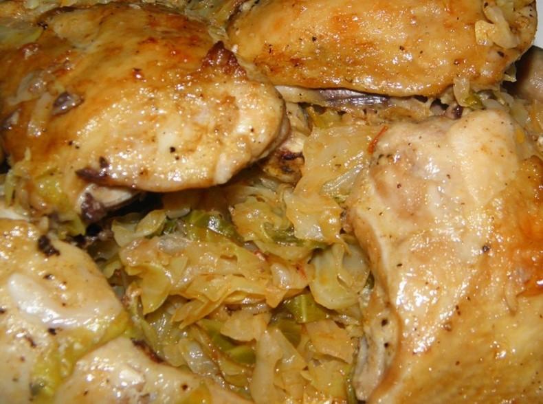 Як запекти курячі стегенця з квашеною капустою