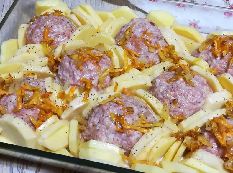 Найсмачніша вечеря з картоплі та фаршу в духовці