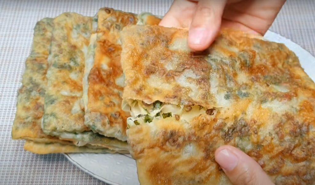 Смачні та швидкі квадратні коржі на сковороді з начинкою